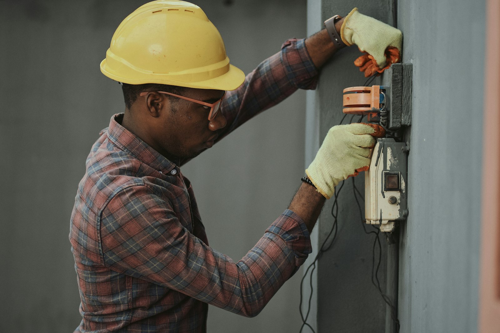 Contractor in a hard hat checking a tablet, looking up answers about SEO for plumbing contractors